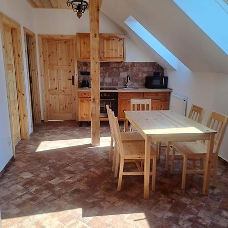 Pension Na Statku- Konsky Apartman Malenitz Exteriör bild